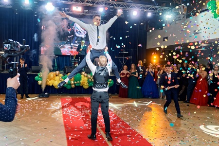 Nástup maturantů - vertikální mlhy a konfety